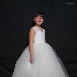 Robe petite-fille-princesse-blanche-dentelle-perles-strass pour le mariage