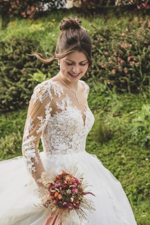 Robe de mariée princesse Bianco Evento Carnelian en dentelle florale et tulle, décolleté cœur et manches trois-quarts – taille 36