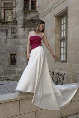 Robe de mariée bicolore Pronuptia en satin de soie bordeaux et ivoire, taille 38 – vue de face