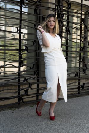 Ensemble robe et veste vintage de mariée style rétro chic, taille 38 – vue de face sur cintre ou mannequin