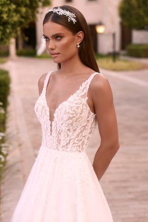 Robe de mariée princesse Bianco Evento Lerodea en dentelle et tulle, taille 36 – dos ouvert et longue traîne