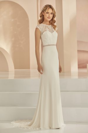 Robe de mariée Bianco Evento modèle Denise, coupe colonne avec dentelle florale en encolure et dos bas, taille 42 – vue de face