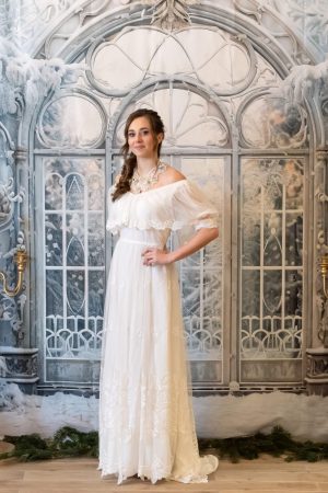 Robe de mariée vintage Pronuptia en tulle brodé avec col Bardot et manches collerette, taille 36 – vue de face