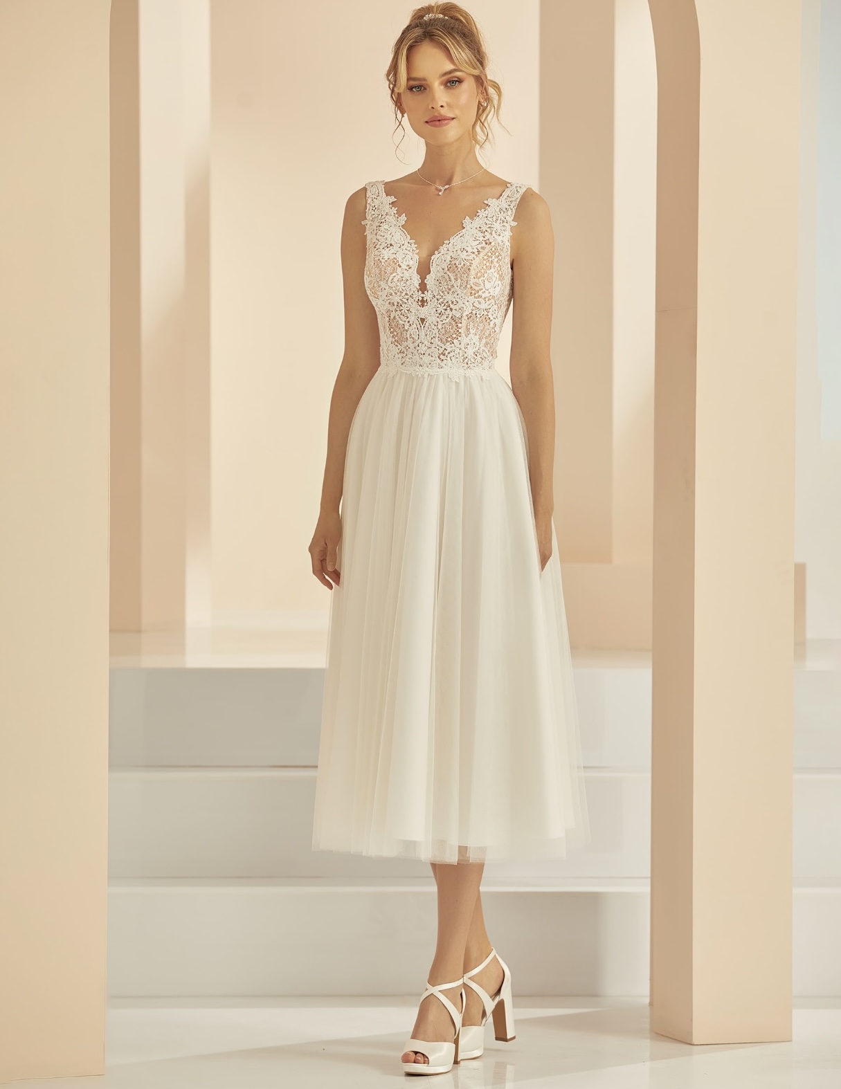 Robe de mariée courte Bianco Evento en tulle et dentelle – modèle sans manches avec corsage en dentelle romantique, taille 36