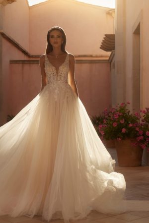 Robe de mariée trapèze Bianco Evento Jasper en tulle nude et dentelle, décolleté V sans manches – taille 36