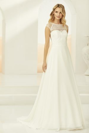 Robe de mariée Bianco Evento modèle Lumia en mousseline fluide et corsage dentelle plumetis, coupe trapèze, taille 40 – vue de face