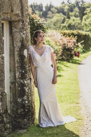 Robe de mariée Euphemia en dentelle bohème, coupe fourreau et décolleté dos col bénitier, taille 36 – vue de face et de dos